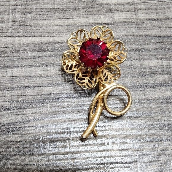 Vintage Brooch Gold Tone Flower with Ruby Red Rhinestone - Picture 1 of 5